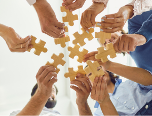 ręce i puzzle